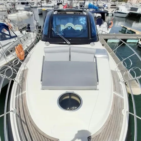 Karma Boat Cruises Bådhotel *